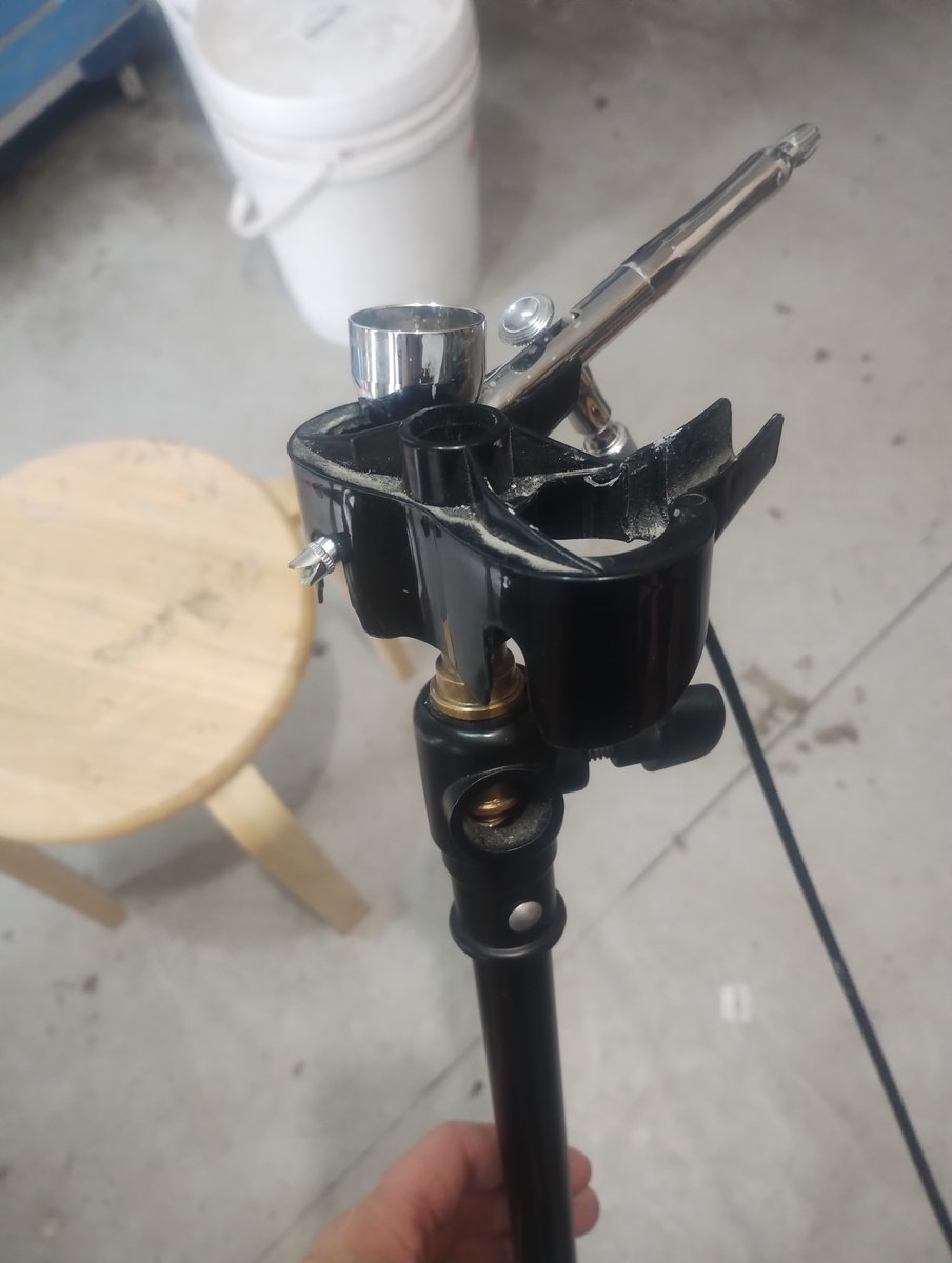 takuprint's tweet photo. 注型面の気泡抜きに、小型のエアブラシ使ってるのですが、エアブラシのホルダーのお尻にカメラ機材のスピゴットを取り付けまして、ライトスタンドに固定して使っています、結構便利です。プラモ畑の人にもいいかもです。 https://t.co/OfPiP1GXdR