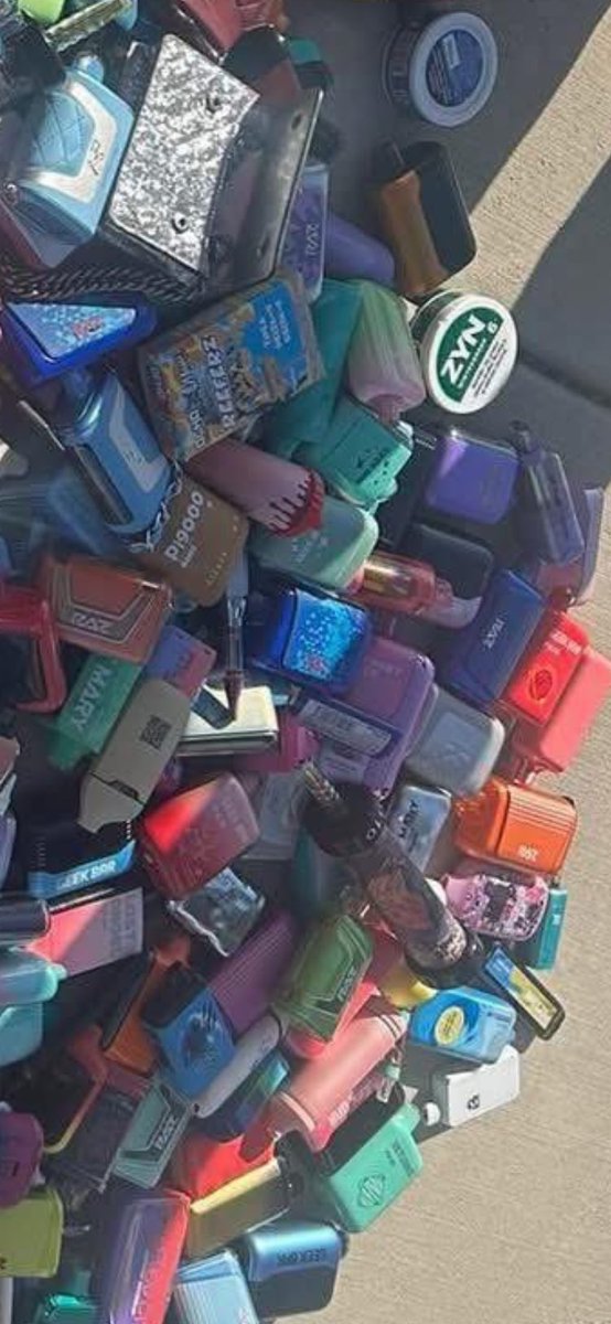 bitternessnbyes's tweet photo. @sexaddictsander Pipe. Carts. Dab pen? https://t.co/EpDMq4gnvQ