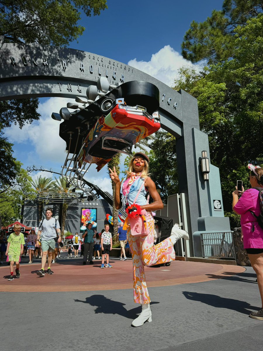 JeremyTheTea's tweet photo. a love rollercoaster fer sureeee 💋 happy opening day to muppets rock n rollercoaster https://t.co/Qmz5njHR8M