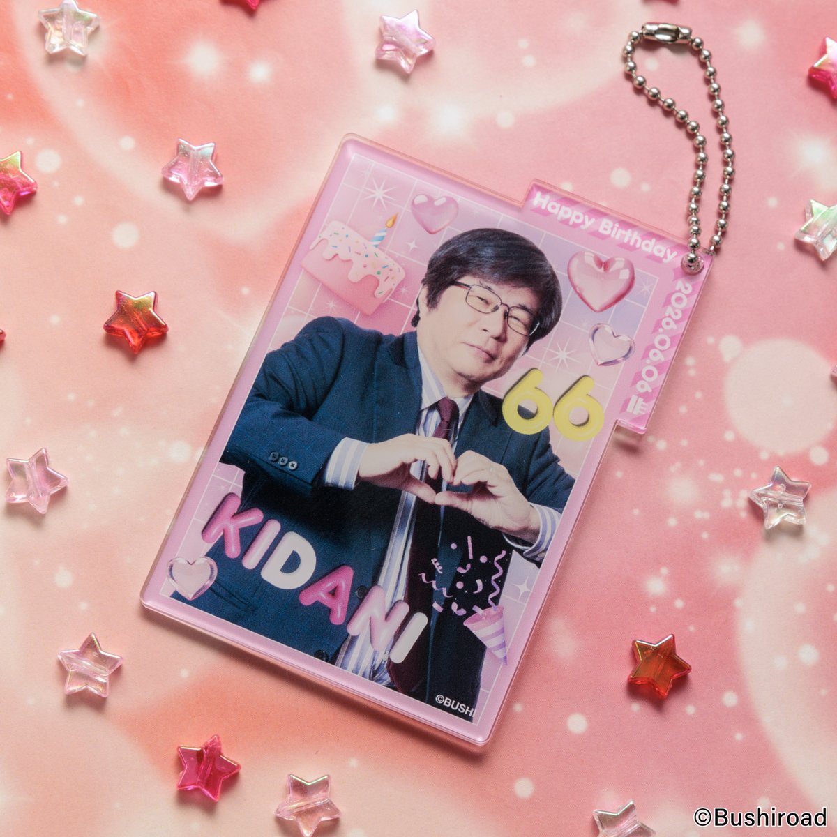 bushi_store's tweet photo. ˗ˏˋ📢｟🎂Annivroad｠商品紹介
ブシロード社長 木谷高明 生誕祭2026
～祝・66歳～ POP UP SHOP in Annivroad

POP UP SHOPで登場する新商品を実物写真でご紹介🌈
ぜひゲットしてね😳

🤍木谷高明　66th Birthday セパレーターキーホルダー
⇒ブシロード デッキホルダーコレクション、ブシロード ストレイジボックスコレクションのセパレーターとしても使用可能な2way仕様！
🤍木谷高明　66th Birthday キーホルダー
🤍木谷高明　66th Birthday 缶バッジセット

-------
🔗https://t.co/ar2XV83AL5
📅2026年6月5日(金)～6月7日(日)
📍Annivroad（新宿マルイ アネックス 2F）

#Annivroad