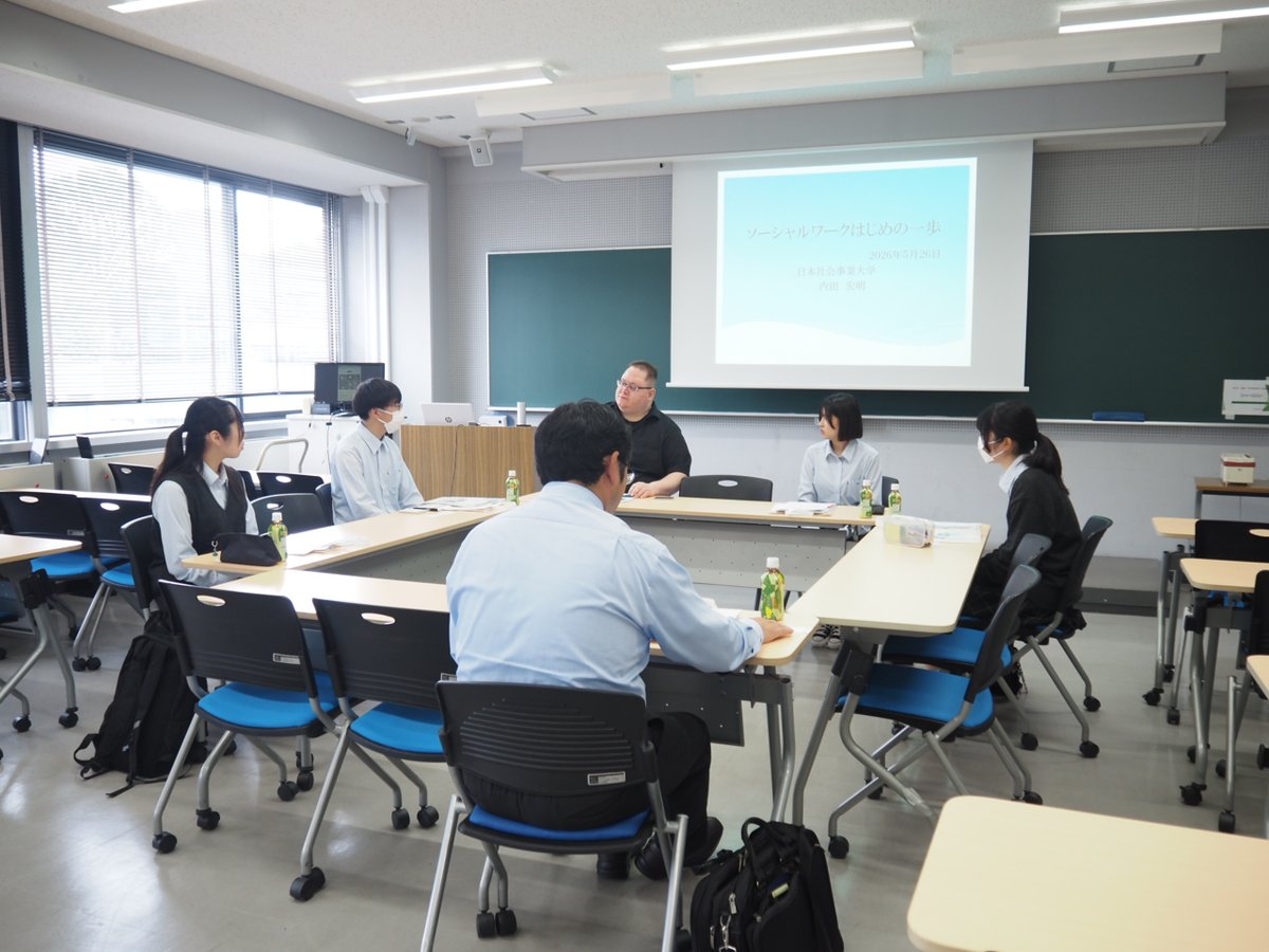 jcsw_pr's tweet photo. 【お知らせ】

2026年5月26日(火)、川崎市立川崎高等学校が来校しました🏫
ヴィラーグ准教授による大学概要説明、在学生によるキャンパスツアー、内田教授による模擬授業を体験していただきました。

本学では高校からの大学見学を積極的に受け入れています
▼詳しくはこちら
https://t.co/MWmsPZADpa https://t.co/Ff3oF1wBWs