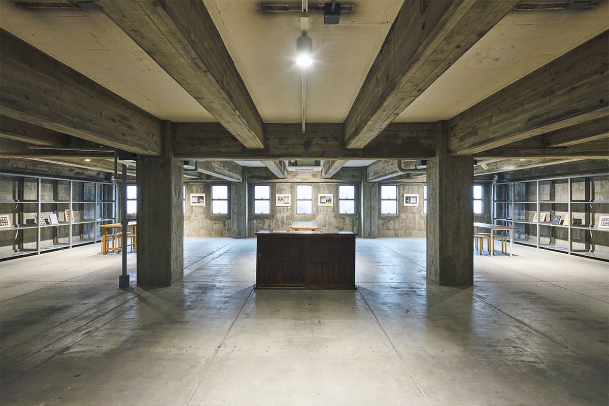 CasaBRUTUS's tweet photo. 【 #今日の名建築 】新潮社の本館に隣接する築67年になる新潮社の元出版倉庫。国の有形文化財に登録されているこの建物が、建築家・中村好文監修のもと、美術・工芸のギャラリー棟〈soko〉として生まれ変わりました。
https://t.co/NBLPSBKw9K https://t.co/KijYbJI78m