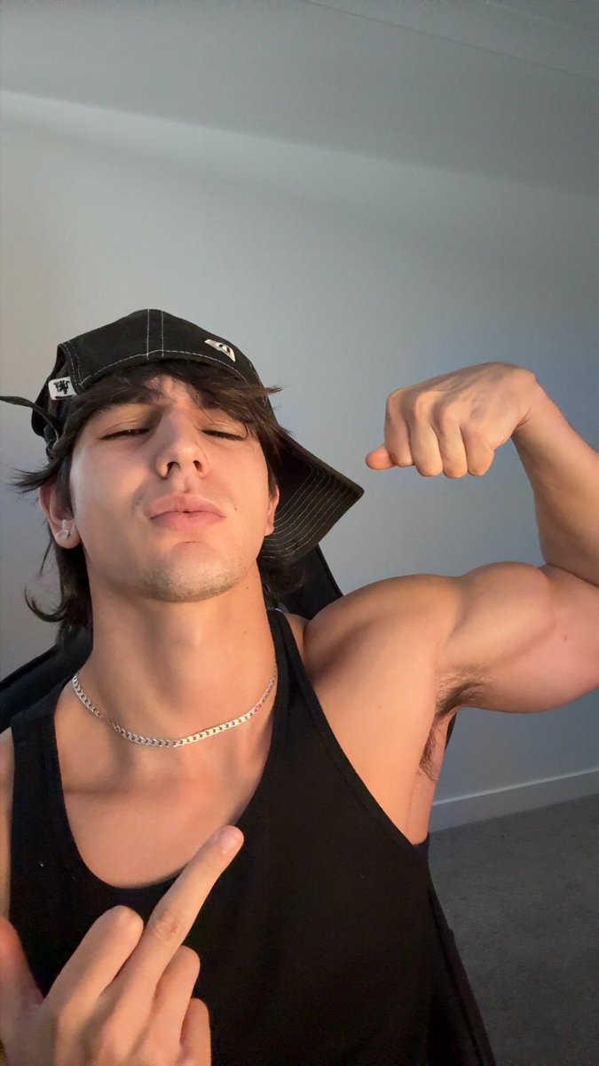 MasterCashColt's tweet photo. Sniff these sweaty pits loser 💵

#Findom #CashMaster #AlphaFeet https://t.co/dVL0r7UD7w