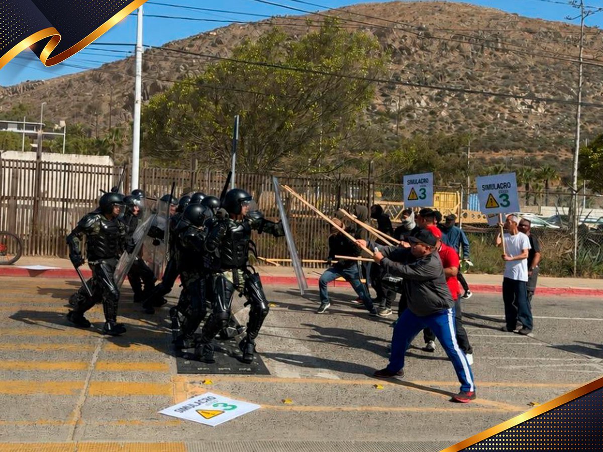 SEMAR_mx's tweet photo. #SabíasQue
Con el objetivo de fortalecer la seguridad en nuestros puertos, personal de la #UNAPROP de #Ensenada realizó un Ejercicio de Protección Portuaria Nivel II y III, en coordinación con autoridades de los tres órdenes de gobierno.
Durante el ejercicio se evaluó la capacidad de respuesta ante distintos escenarios de riesgo, reforzando acciones para proteger la infraestructura portuaria, salvaguardar al personal y mantener la continuidad de las operaciones marítimas.
#SeguridadMarítima #PoderNaval #ZN2