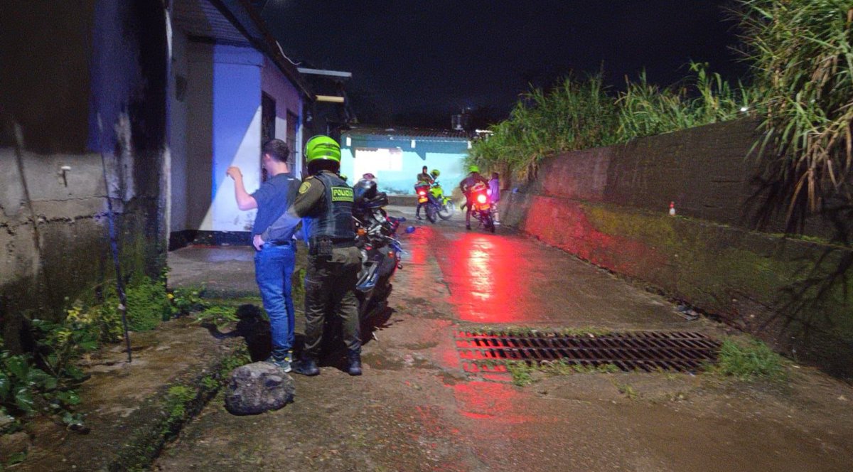 PoliciaVillavo's tweet photo. !Seguridad sin tregua¡

Uniformados del #CAIMaizaro adelantan una fuerte intervención en el barrio Simón Bolívar. Desplegamos todas las capacidades institucionales para prevenir los delitos de mayor impacto y garantizar tu tranquilidad en el regreso a casa. #Línea123 #Seguridad https://t.co/4Le0SpzwAv