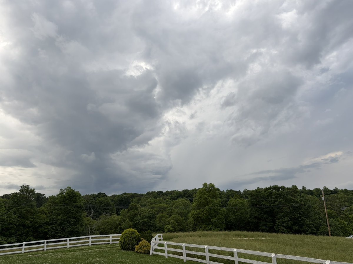 SenorDarby's tweet photo. View to the northwest of West Liberty as we now hear tornado sirens @Kentuckyweather https://t.co/GVHwvuYQPa