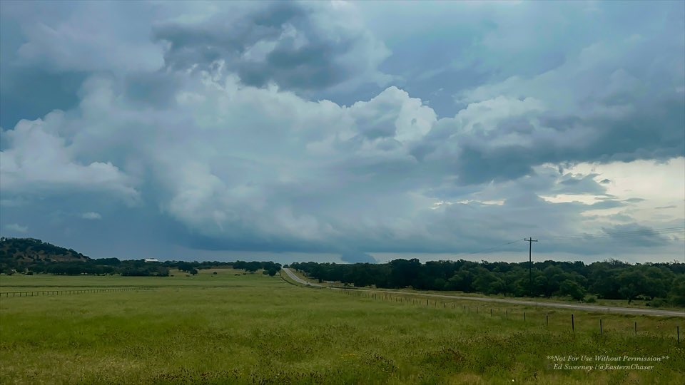 EasternChaser's tweet photo. Updraft region of a severe thunderstorm with transient supercellular qualities (note the wall cloud attempt) producing hail up to 2” in diameter east of Fredericksburg, TX earlier this evening. #txwx https://t.co/mG7huJ0lLu