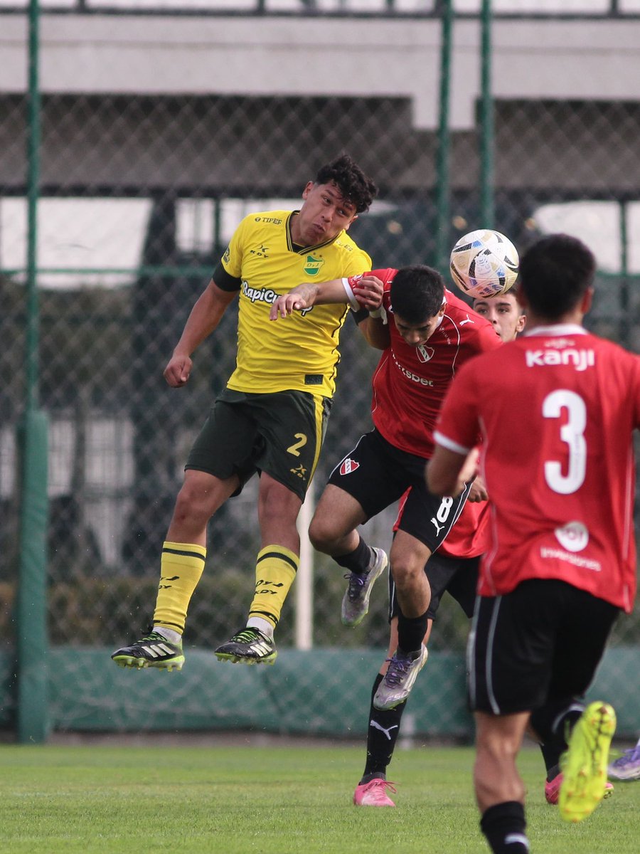 UniversoDefensa's tweet photo. IGUALÓ LA RESERVA 🤝⚽️

👉 Defensa y Justicia igualó 1 a 1 ante Independiente en el predio Campeones Del Mundo 🏟️

👤 El autor del gol fue Emiliano Cantero https://t.co/BR4eSunV4f