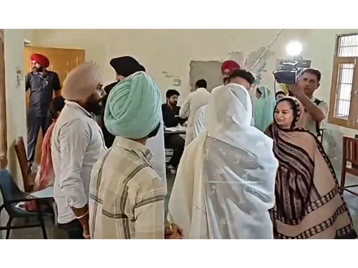 ani_digital's tweet photo. 63.94% voter turnout recorded in Punjab civic polls across 102 local bodies
Read @ANI Story | https://t.co/hFAVaLZQ9v
#VoterTurnOut #PunjabCivicPolls #LocalBodies https://t.co/qzm9bN7hH7