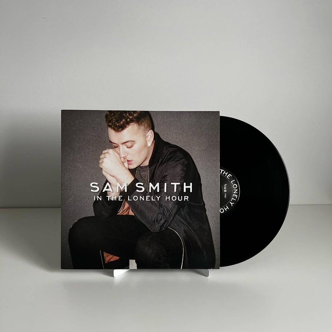 SSMITHBRASIL's tweet photo. Há exatos 12 anos, Sam Smith lançava o 'In the Lonely Hour' e mudava a história do pop/soul para sempre. 💔 O álbum que transformou a dor de um amor não correspondido em um abraço coletivo. Quem lembra do impacto de "Stay With Me" em 2014? Um clássico atemporal! 🥺✨ https://t.co/x9hZZMRVHq