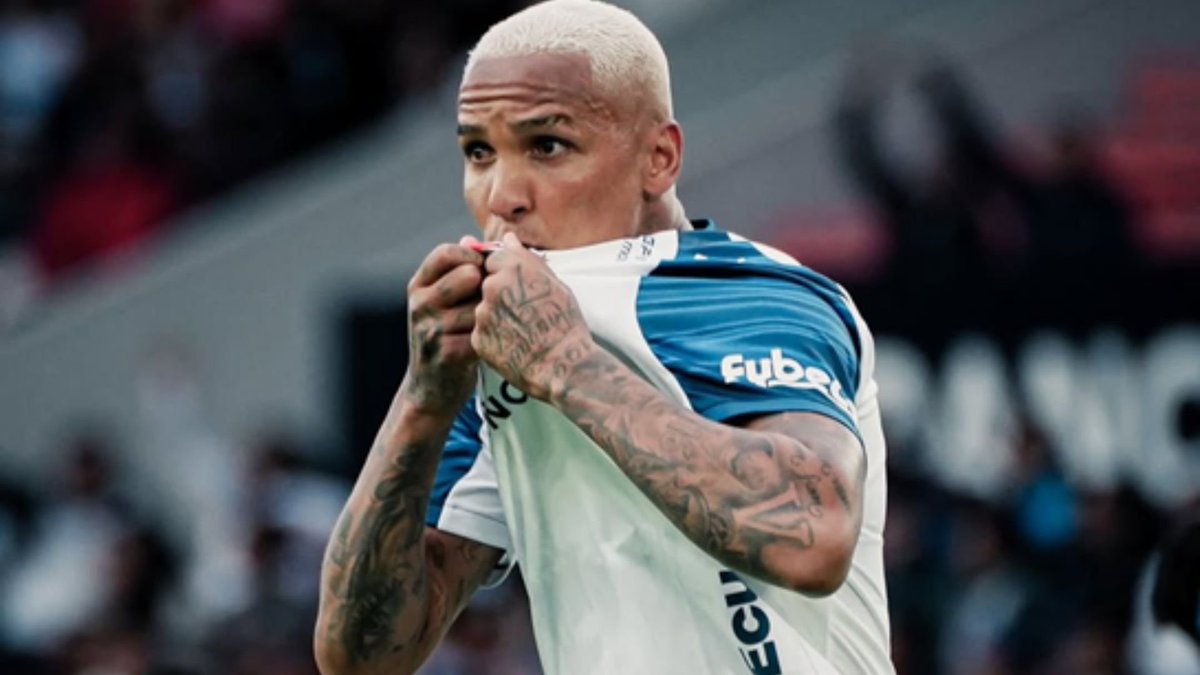 edgaring's tweet photo. Se sufrió, pero LDU ganó! Victoria 3x2 ante Always Ready y clasificación como 1ro. del grupo.
Hoy apareció el Deyverson que tanto esperábamos: dos goles importantísimos que valen 300K USD y +3 puntos rumbo al Mundial.
Como siempre, la MB empujando en los momentos más difíciles. https://t.co/jRM0iXCsDQ