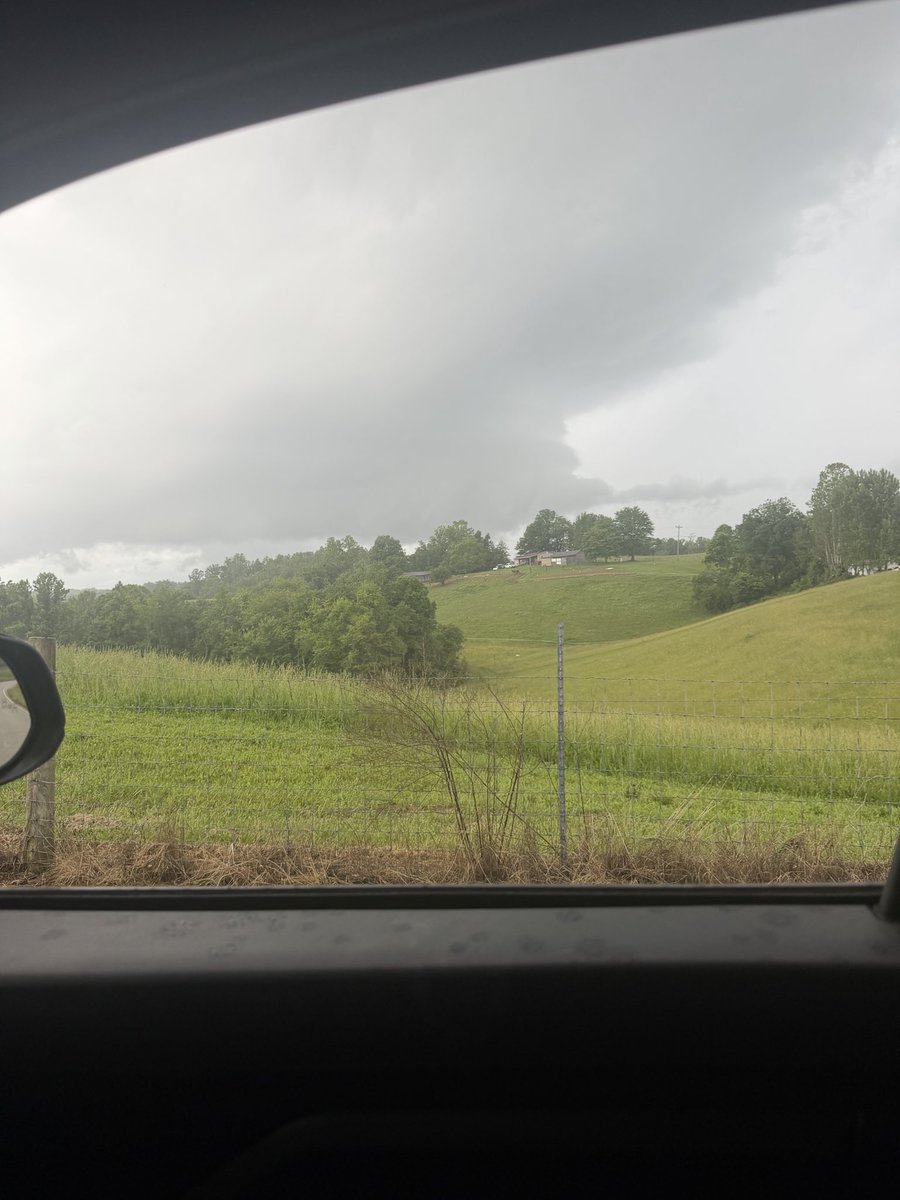 FullerOp_'s tweet photo. @Kentuckyweather @ChrisHallWx @ryanhallyall healthy wall cloud moving towards West Liberty with lots of lightening! https://t.co/Sb0rKJioL8