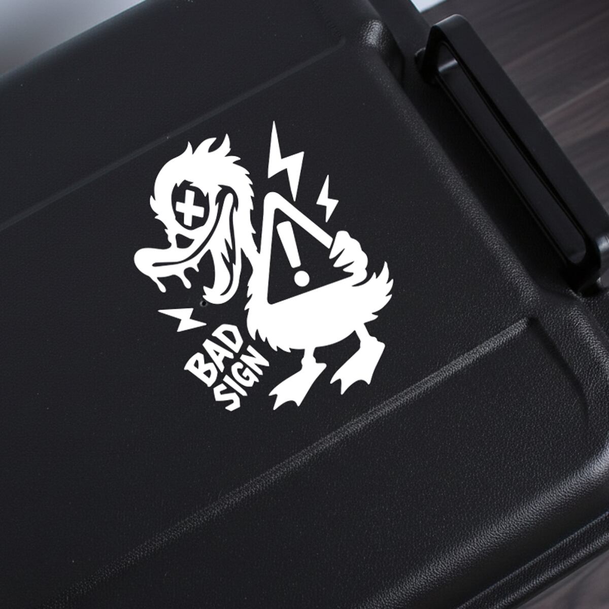 GMDecal's tweet photo. アメコミの悪役や、ちょっと狂気のある古い海外アニメの雰囲気が好きで描いたアヒルの「BAD SIGN」 。黒いコンテナや工具箱の角に貼ると、一気にロウブローなギア感が出ます 。#カッティングステッカー #工具箱 #コンテナボックス #アメコミ風 #ロウブローアート #アヒル https://t.co/C1KWO0MOXE