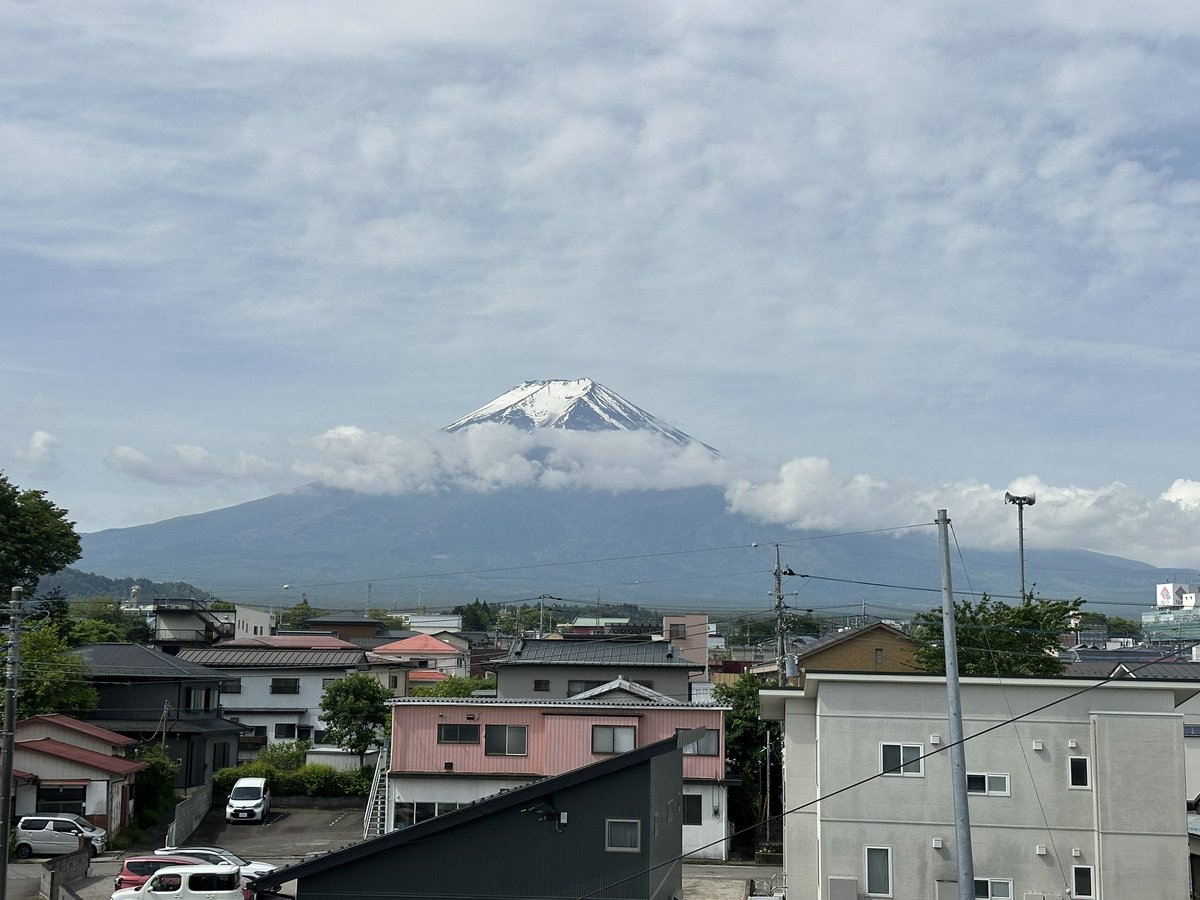 fuyo_kensetsu's tweet photo. ＼おふようございます！／

今朝の富士吉田市は雲多めですが暑いです🗻

週の真ん中すいようび、本日もよろしくお願いします✨

#企業公式が毎朝地元の天気を言い合う https://t.co/nYZHyPSgvA