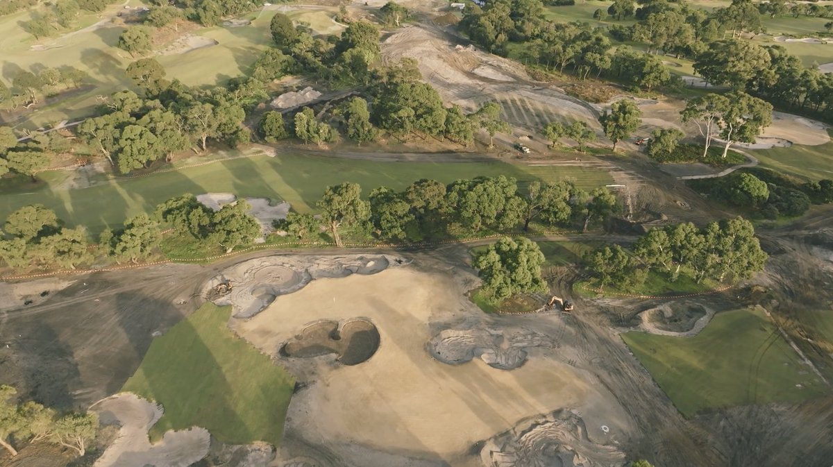TalkBirdie_ToMe's tweet photo. The highly unusual and creative approach to the Long Island Golf Course is finally on show, @nickohern played it last week....and loved it. @MarkAllenGolf is raving about how it looks and can't wait to play. Watch the chat here: https://t.co/W9dcd3qpFC https://t.co/LHgkg3inf1