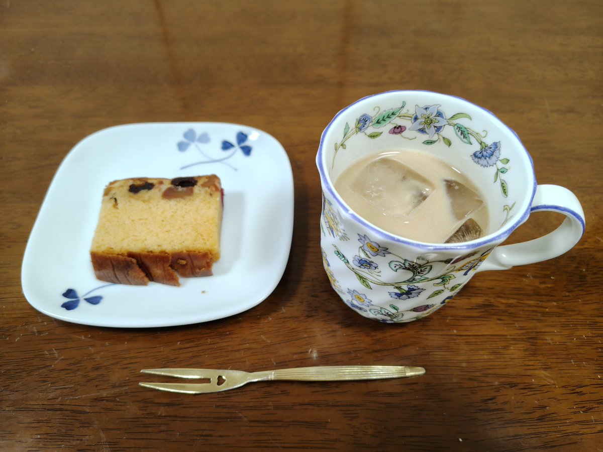 QuQ_mie's tweet photo. 昨日の午後お茶、インスタントのアイスカフェオレ　#カワムラ洋菓子店　フルーツケーキと供に　昨日は元々外出の予定がありましたがスマホが突然真っ暗になってうんともすんともいわなくなったので急遽ドコモショップにもいきました😅　スマホは無事復活😊　よかったです😌　#珈琲も好き連　#お家茶会 https://t.co/dJwTVG8Xjx