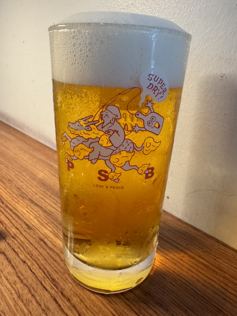 saredo's tweet photo. 麒麟に乗ったエビスがスーパードライを釣りあげてるサントリーのビールグラス。そうね、平和が一番 https://t.co/P2VpUF2aMe