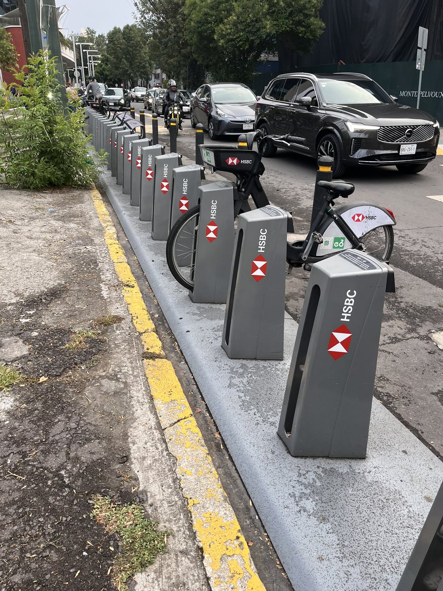 Edgarcast87's tweet photo. Por qué nunca tienen bicis a esta hora en estación CE 455?? Es una zona concurrida y nunca hay, mal servicio @ecobici y las que tienen no sirven https://t.co/70UnkMQKnX