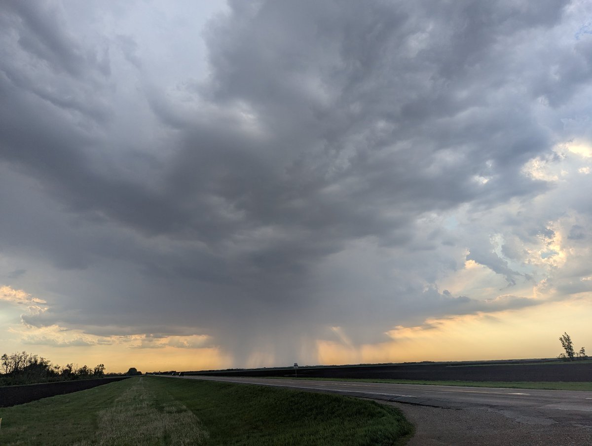torchaser's tweet photo. Some neat looking storms this evening.   Nothing severe, just a good thunderstorm.  More storms are possible overnight (after sunset).  #VNLFirstAlert #mnwx #ndwx #sdwx https://t.co/aNPOtMGhvQ