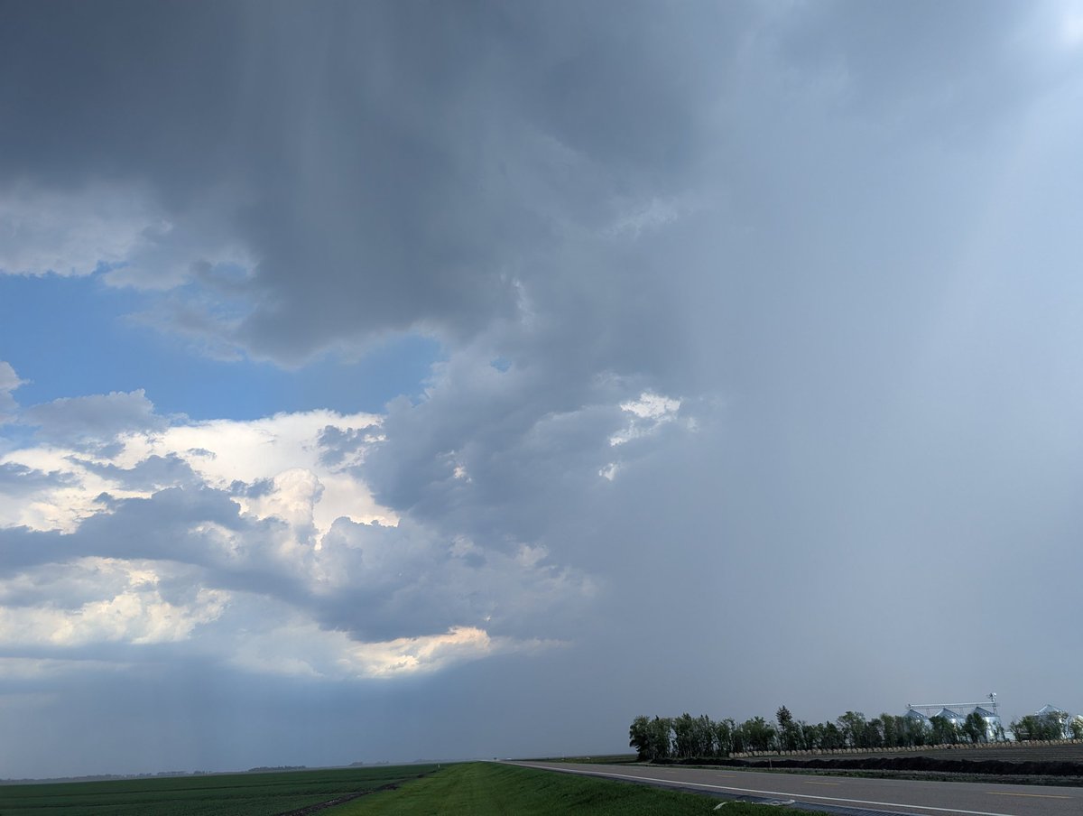 torchaser's tweet photo. Some neat looking storms this evening.   Nothing severe, just a good thunderstorm.  More storms are possible overnight (after sunset).  #VNLFirstAlert #mnwx #ndwx #sdwx https://t.co/aNPOtMGhvQ