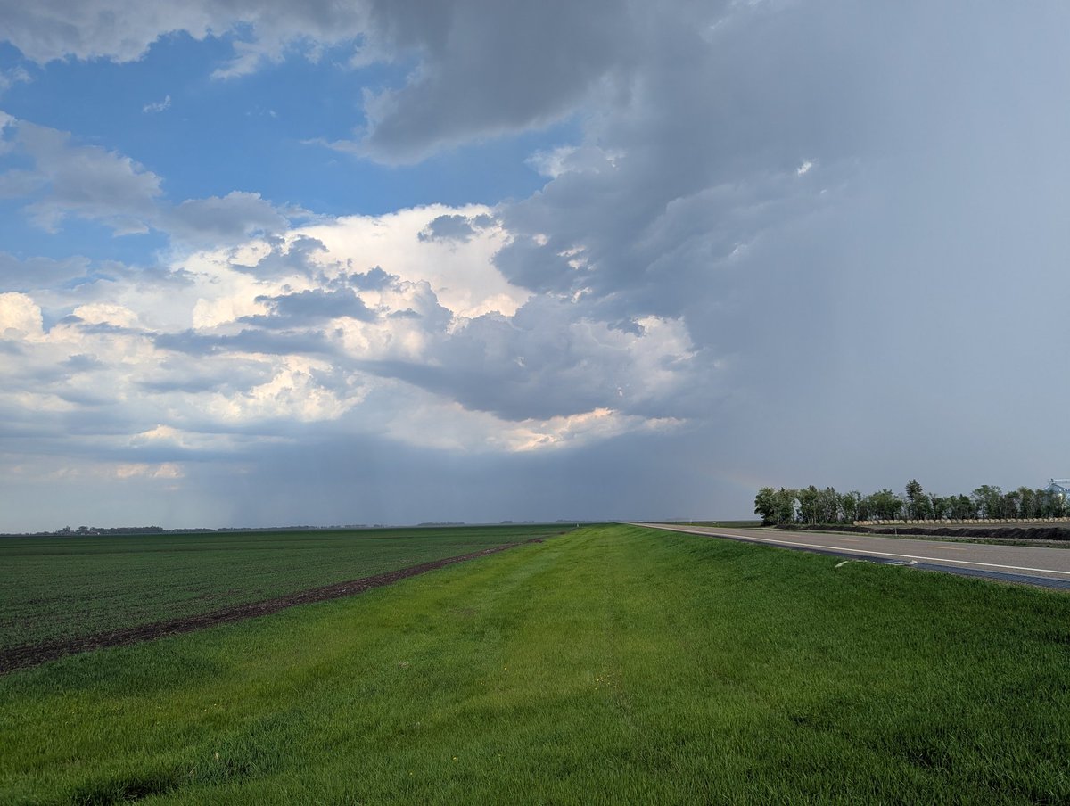 torchaser's tweet photo. Some neat looking storms this evening.   Nothing severe, just a good thunderstorm.  More storms are possible overnight (after sunset).  #VNLFirstAlert #mnwx #ndwx #sdwx https://t.co/aNPOtMGhvQ