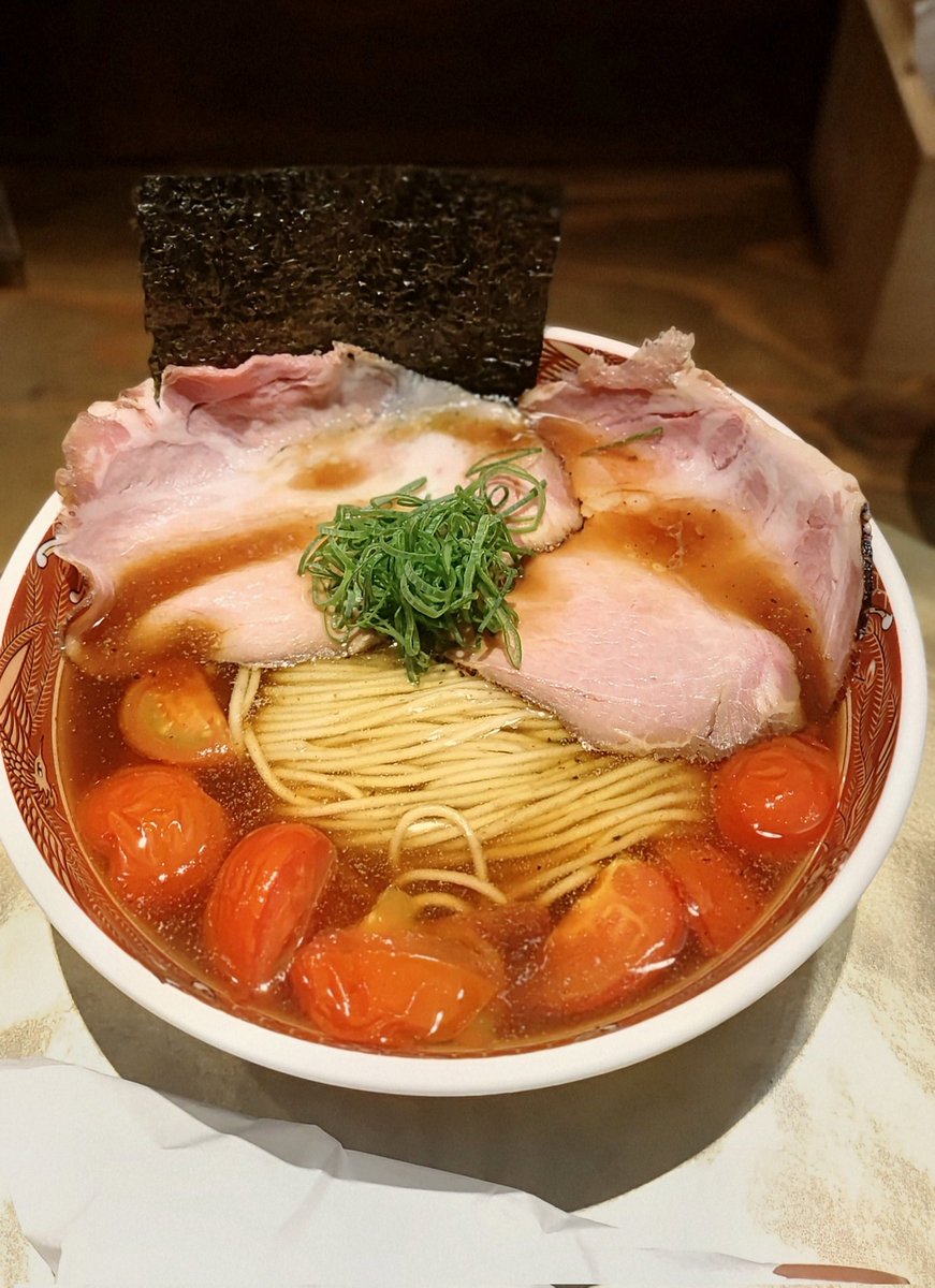 mitamegapoohsan's tweet photo. 今朝は用宗の #RamenShigeno さん
限定
完熟トマトのSHIGENO中華そば(低加水麺ver)
結構しっかりしてる動物系スープにトマトが負けてない!ってかトマトの存在感スゴイわ♪
スープのコッテリをトマトがさっぱり…これがエンドレス♪
旨ぁぁ〜♪(*´∀`*)
至福☆
#〆クラ https://t.co/2SaLHsxl6Q