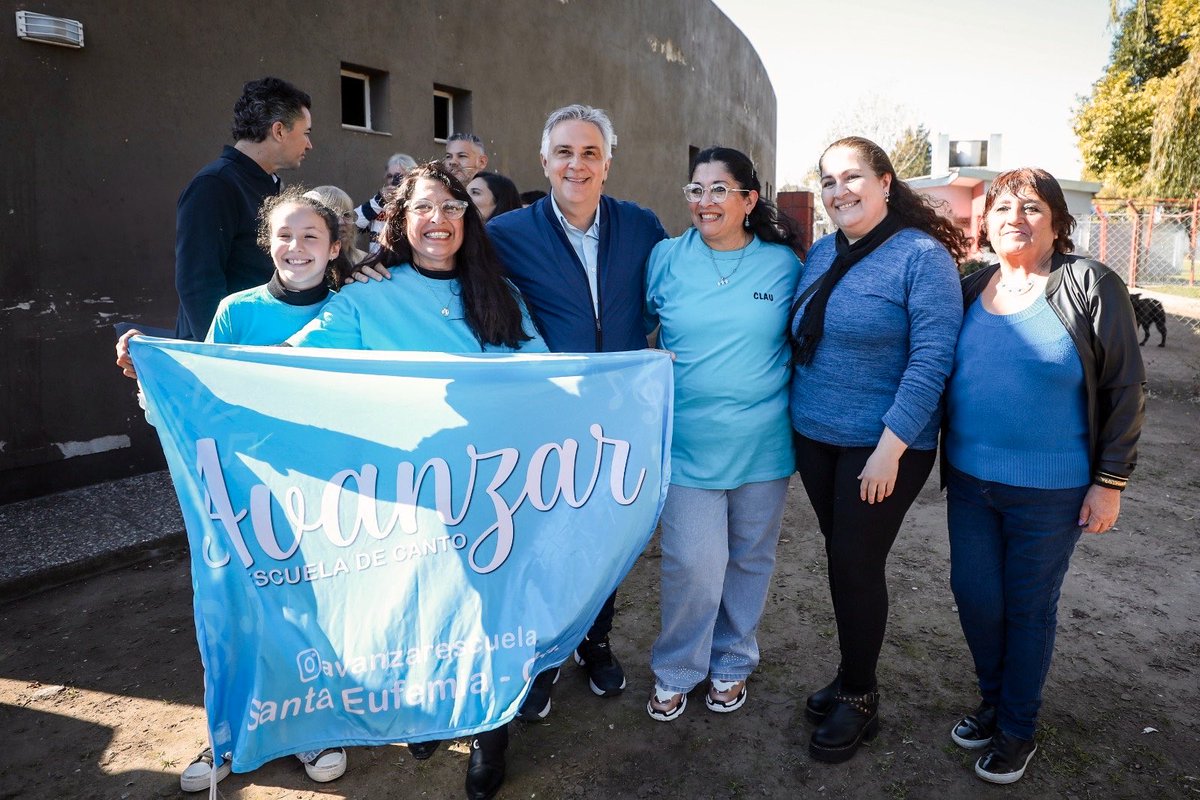 MartinLlaryora's tweet photo. SI NOS UNIMOS, AÚN EN LA CRISIS, PODEMOS SALIR ADELANTE.

Recorrimos #SantaEufemia, #Bengolea y #Olaeta, en el departamento #JuárezCelman, donde inauguramos obras de gas natural y entregamos aportes para seguir fortaleciendo a cada comunidad.

Gran parte de mis decisiones tienen que ver con llevar recursos a los gobiernos locales, porque ese dinero queda en cada pueblo, circula en la comunidad y mueve la economía regional. Estamos convencidos de que gobernar es generar trabajo, y sabemos que cada recurso que transferimos a los municipios se transforma en oportunidades para el albañil, el pintor, el electricista y tantos trabajadores de cada localidad.

📍En #SantaEufemia otorgamos un crédito para ejecutar la red de #GasNatural y entregamos aportes para el adoquinado de calles, la construcción viviendas y el fortalecimiento del centro de salud municipal. También vamos a avanzar con la puesta en valor de la plazoleta Los Patos, la extensión de la ciclovía y la compra de instrumentos para la banda de música local. A eso se suma el acompañamiento a instituciones de la sociedad civil y a los #BomberosVoluntarios.

#HacerParaCrecer