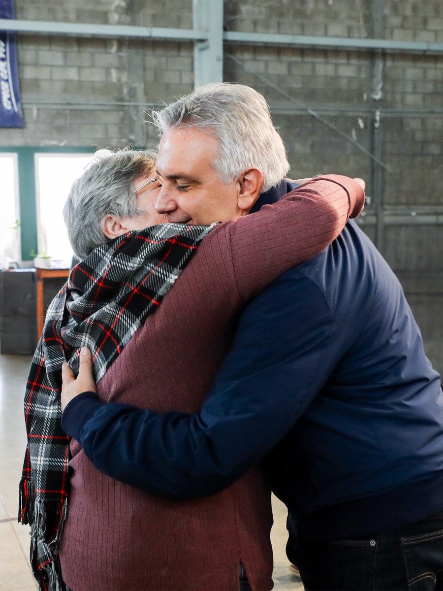 MartinLlaryora's tweet photo. SI NOS UNIMOS, AÚN EN LA CRISIS, PODEMOS SALIR ADELANTE.

Recorrimos #SantaEufemia, #Bengolea y #Olaeta, en el departamento #JuárezCelman, donde inauguramos obras de gas natural y entregamos aportes para seguir fortaleciendo a cada comunidad.

Gran parte de mis decisiones tienen que ver con llevar recursos a los gobiernos locales, porque ese dinero queda en cada pueblo, circula en la comunidad y mueve la economía regional. Estamos convencidos de que gobernar es generar trabajo, y sabemos que cada recurso que transferimos a los municipios se transforma en oportunidades para el albañil, el pintor, el electricista y tantos trabajadores de cada localidad.

📍En #SantaEufemia otorgamos un crédito para ejecutar la red de #GasNatural y entregamos aportes para el adoquinado de calles, la construcción viviendas y el fortalecimiento del centro de salud municipal. También vamos a avanzar con la puesta en valor de la plazoleta Los Patos, la extensión de la ciclovía y la compra de instrumentos para la banda de música local. A eso se suma el acompañamiento a instituciones de la sociedad civil y a los #BomberosVoluntarios.

#HacerParaCrecer