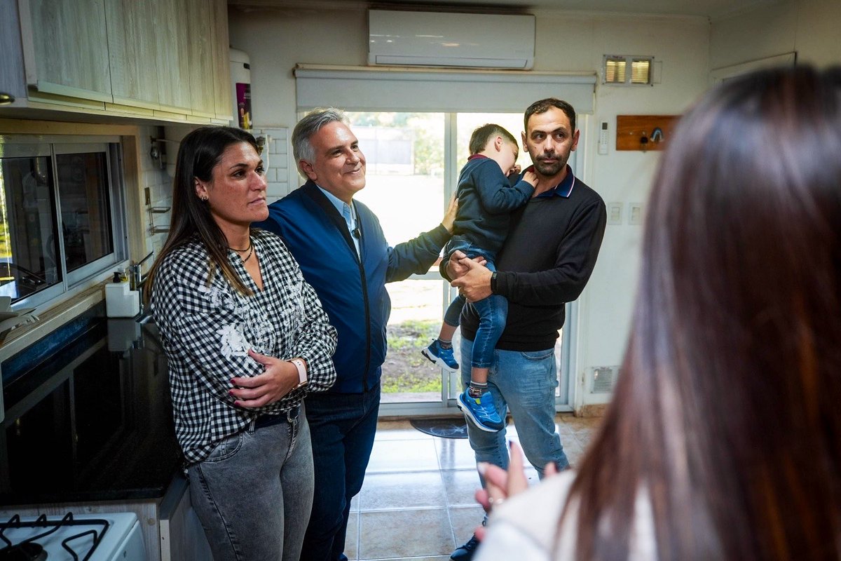 MartinLlaryora's tweet photo. 📍En #Bengolea inauguramos la obra de #GasNatural, un avance histórico para los vecinos de la localidad y el resultado del trabajo conjunto con el municipio. 

Allí también anunciamos aportes provinciales para remodelar la escuela agropecuaria y construir una casa de cuidado para adultos mayores. 

Además, destinaremos fondos para la refacción del destacamento policial, la compra de juegos inclusivos para la plaza del pueblo y la construcción de viviendas para familias de la localidad. También entregamos aportes a los #BomberosVoluntarios y a distintas instituciones que cumplen un rol fundamental en la vida de la comunidad.

#HacerParaCrecer