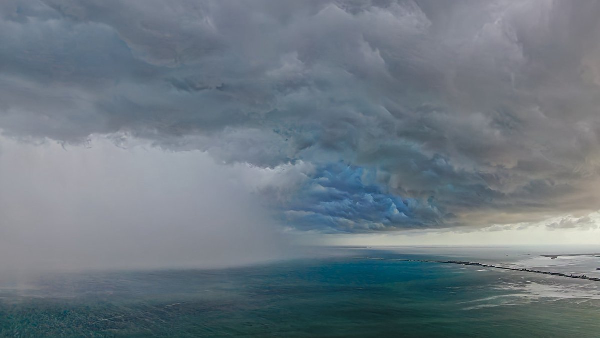 weatherbryan's tweet photo. Not a UFO, just Florida doing Florida things. #shelfcloud #thisevening https://t.co/KSQEPMjVGW