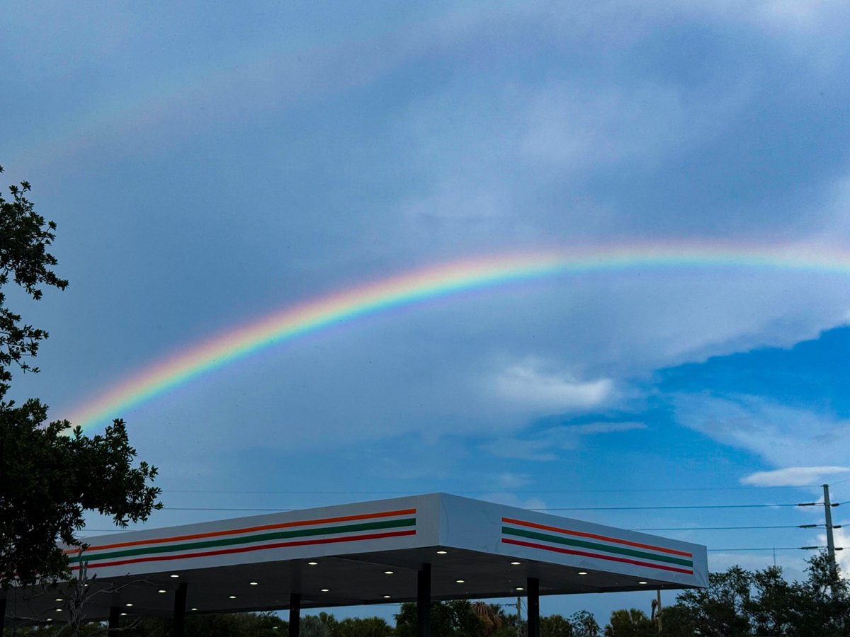 weatherbryan's tweet photo. Not a UFO, just Florida doing Florida things. #shelfcloud #thisevening https://t.co/KSQEPMjVGW