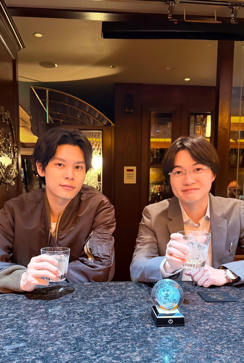 sabauchu_fujitv's tweet photo. バーでしっぽりと夢について…🍸💭

#神木隆之介 #萩原利久
#さばうちゅ

･･･････････････𓆜𓆝𓆞𓆟
░ 【第8話】6/1(月)よる9時
░ 「サバ缶、宇宙へ行く」
░ TVer https://t.co/e49b3A5A75 https://t.co/cT1hqjvTFZ