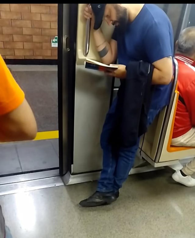 huevussedientus's tweet photo. La delincuencia desatada y el encargado de seguridad del gobierno de Kast, paseando, jugando, en conciertos o leyendo el plan antes de llegar al trabajo.
¡Basta!

Arrau
Plan de Seguridad https://t.co/zery54QaUI