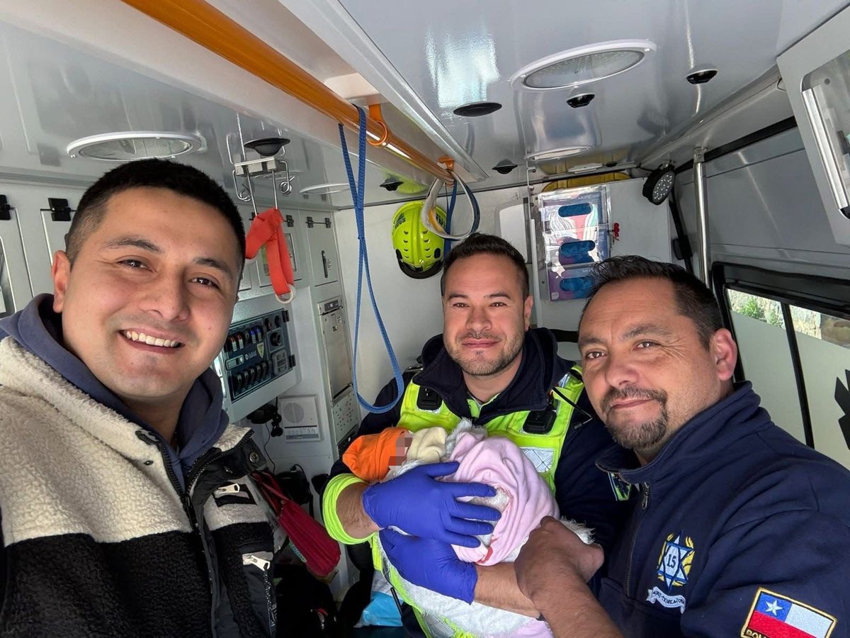 CBV1851's tweet photo. BIENVENIDA👶🏻| Hoy queremos destacar la labor de dos bomberos de nuestra @15CBV , quienes ante una llamada de auxilio no dudaron en asistir un parto que terminó con la llegada al mundo de una hermosa bebé.

Lee más de esta linda historia en https://t.co/WSKHCJSV6w https://t.co/8cBvYVw651