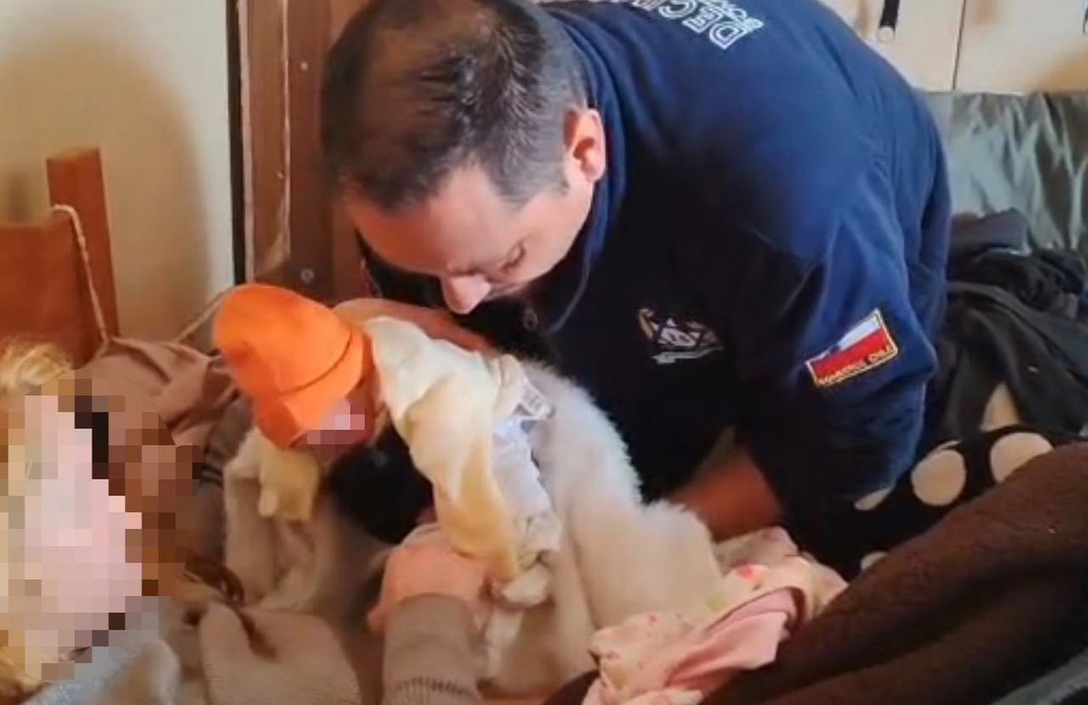 CBV1851's tweet photo. BIENVENIDA👶🏻| Hoy queremos destacar la labor de dos bomberos de nuestra @15CBV , quienes ante una llamada de auxilio no dudaron en asistir un parto que terminó con la llegada al mundo de una hermosa bebé.

Lee más de esta linda historia en https://t.co/WSKHCJSV6w https://t.co/8cBvYVw651