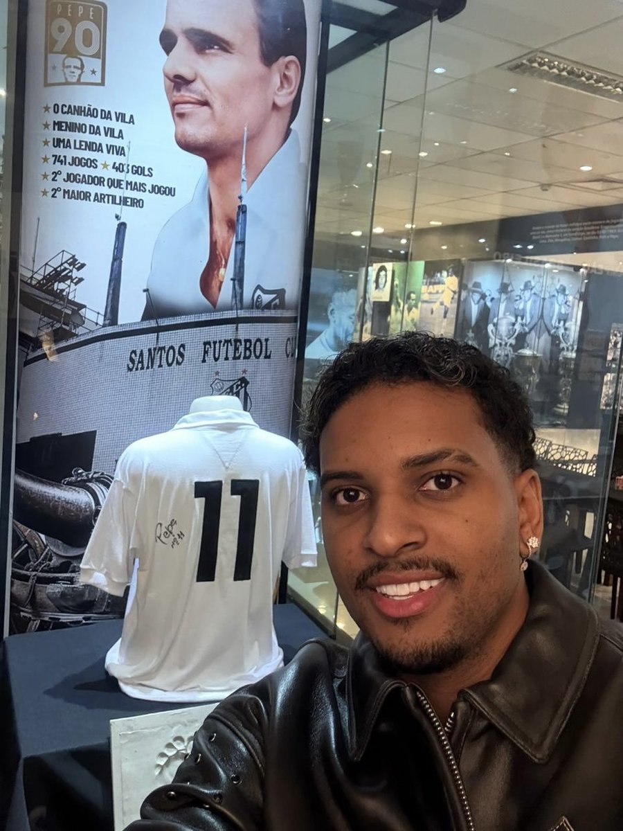 SantosFC's tweet photo. Nosso Rayo presente na Vila Belmiro! Saudações Alvinegras, @RodrygoGoes! ⚡️⚪️⚫️ https://t.co/8LPvrxdM2B