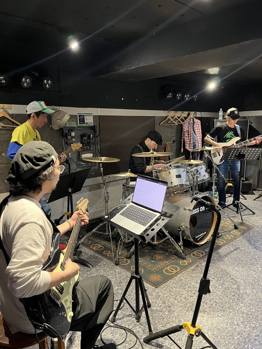 musicschoolHOU1's tweet photo. ツチモトです！

さて先日は6月の発表会に向けて、講師陣で生徒さんが選ばれた楽曲の練習をしてきました！
生徒さん方に楽しく存分に日頃のレッスンの成果を発揮していただきたく、サポートのお2人含め講師全員で頑張っております！
我々もドキドキしてます！
今回も素敵な発表会になりますように！ https://t.co/8dgIpzIJzl