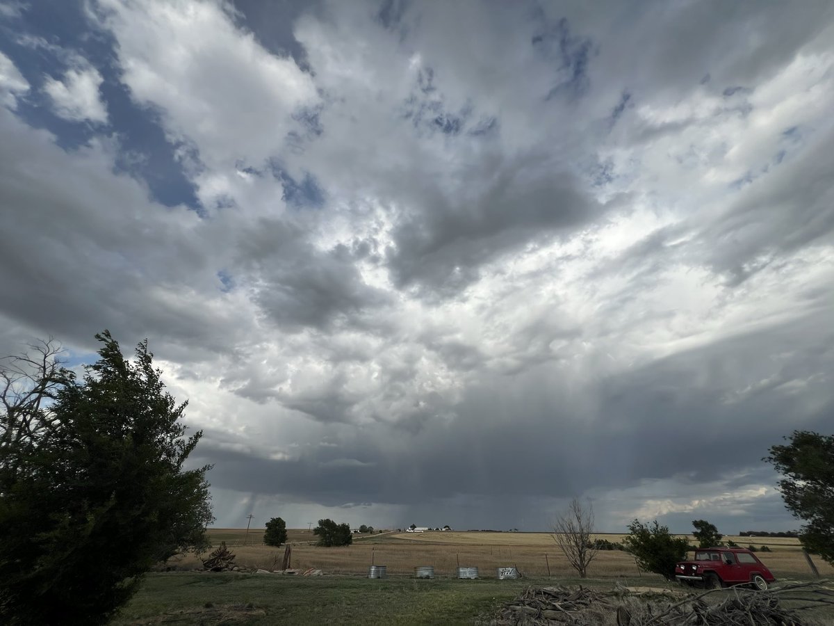 InnerNews's tweet photo. Current skies NW of Lamar, CO 6:21p.
1st East, 2nd North, 3rd South, 4th also South 3 minutes later - thunder and what appears to be hail. @NWSPueblo https://t.co/O4PPLYCVOF