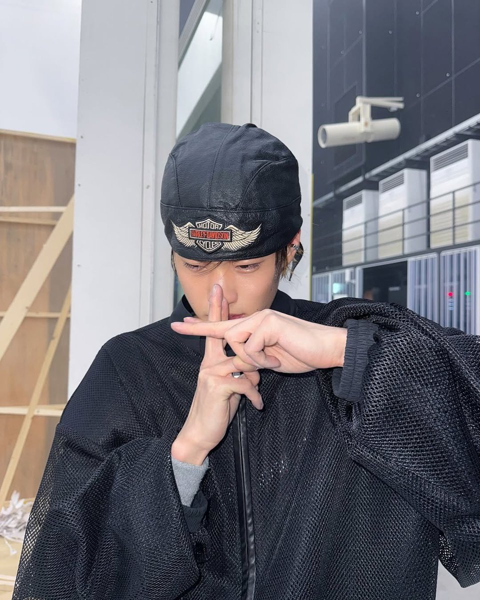 timetosohee's tweet photo. 250527 @ riize_official
그림자 분신술 👥

#라이즈 #RIIZE #소희 #SOHEE https://t.co/BB4tlINsXt