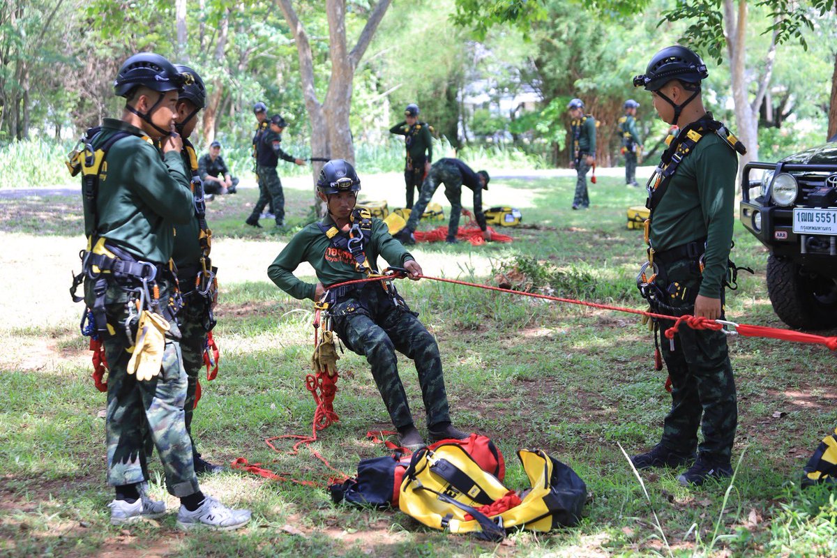 2DevDiv's tweet photo. พ.อ. วีระพล พุ่มจิตร รอง ผบ.พล.พัฒนา 2 เข้าตรวจเยี่ยมการฝึกเตรียมความพร้อมชุดบรรเทาสาธารณภัยเคลื่อนที่เร็ว ณ อาคารอเนกประสงค์ พล.พัฒนา 2  เพื่อตรวจสอบความพร้อมของกำลังพล และขีดความสามารถในการปฏิบัติภารกิจช่วยเหลือประชาชนเมื่อเกิดสาธารณภัย https://t.co/jzGq51eVSd