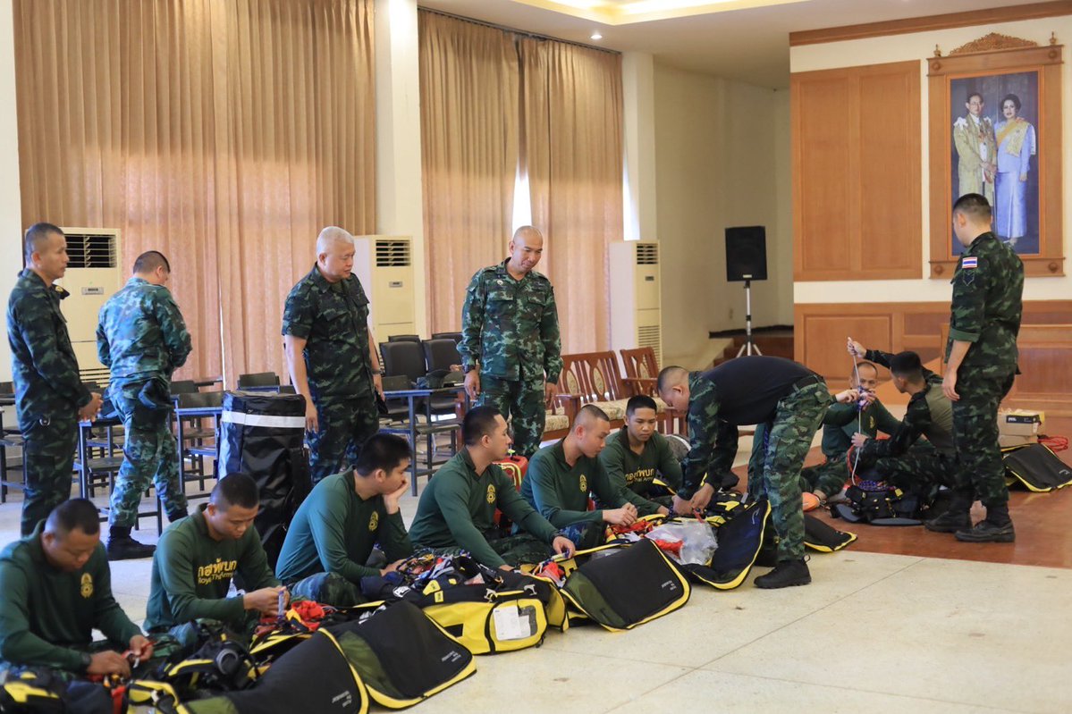 2DevDiv's tweet photo. พ.อ. วีระพล พุ่มจิตร รอง ผบ.พล.พัฒนา 2 เข้าตรวจเยี่ยมการฝึกเตรียมความพร้อมชุดบรรเทาสาธารณภัยเคลื่อนที่เร็ว ณ อาคารอเนกประสงค์ พล.พัฒนา 2  เพื่อตรวจสอบความพร้อมของกำลังพล และขีดความสามารถในการปฏิบัติภารกิจช่วยเหลือประชาชนเมื่อเกิดสาธารณภัย https://t.co/jzGq51eVSd