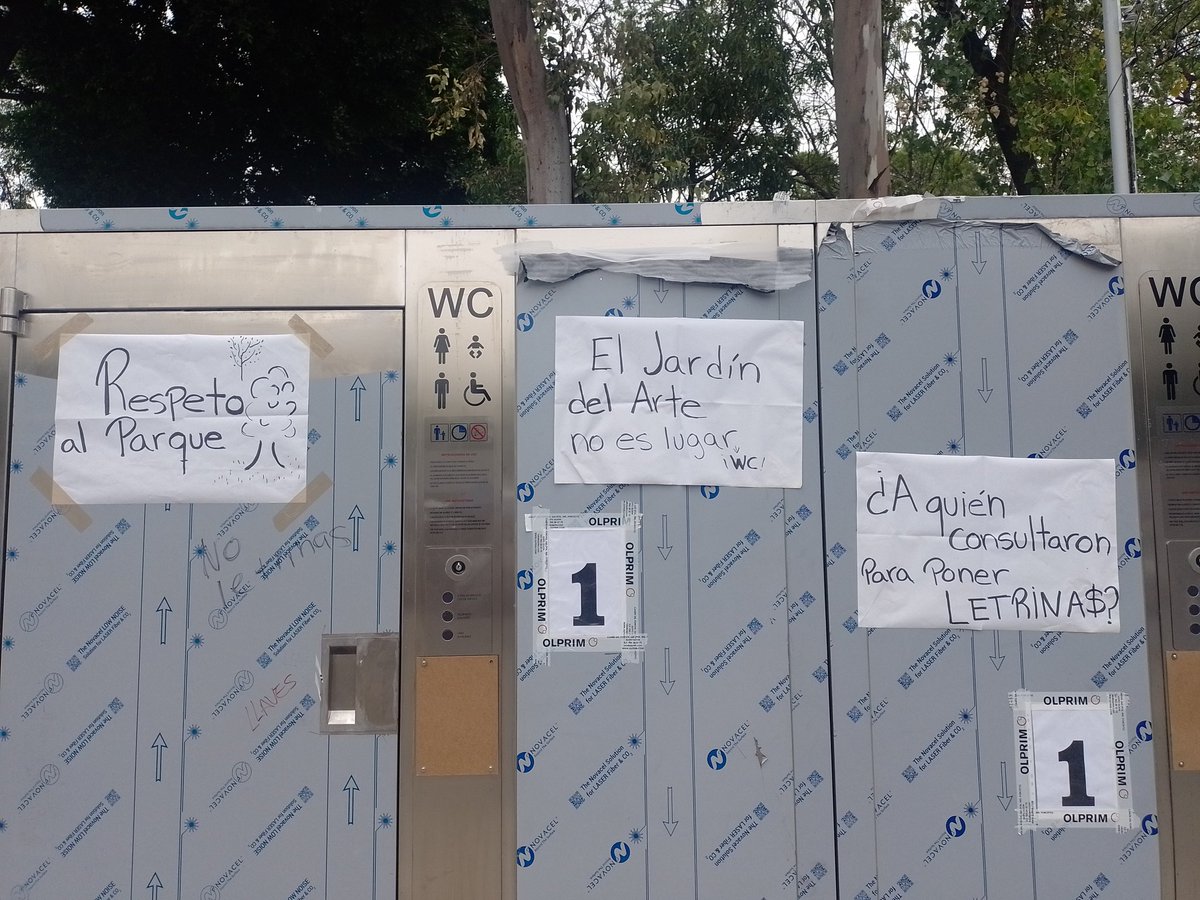 Mariadeguerrra's tweet photo. @ClaraBrugadaM @servimetcdmx Con todo respeto: No. No son instalaciones dignas, ni para usuarios ni para los vecinos que habitamos los espacios públicos.  Estamos solicitando la remoción de estas cabinas en el Jardín del Arte. Viola el Art 16 de la Constitución de la CDMX. https://t.co/BwgumRsRy5