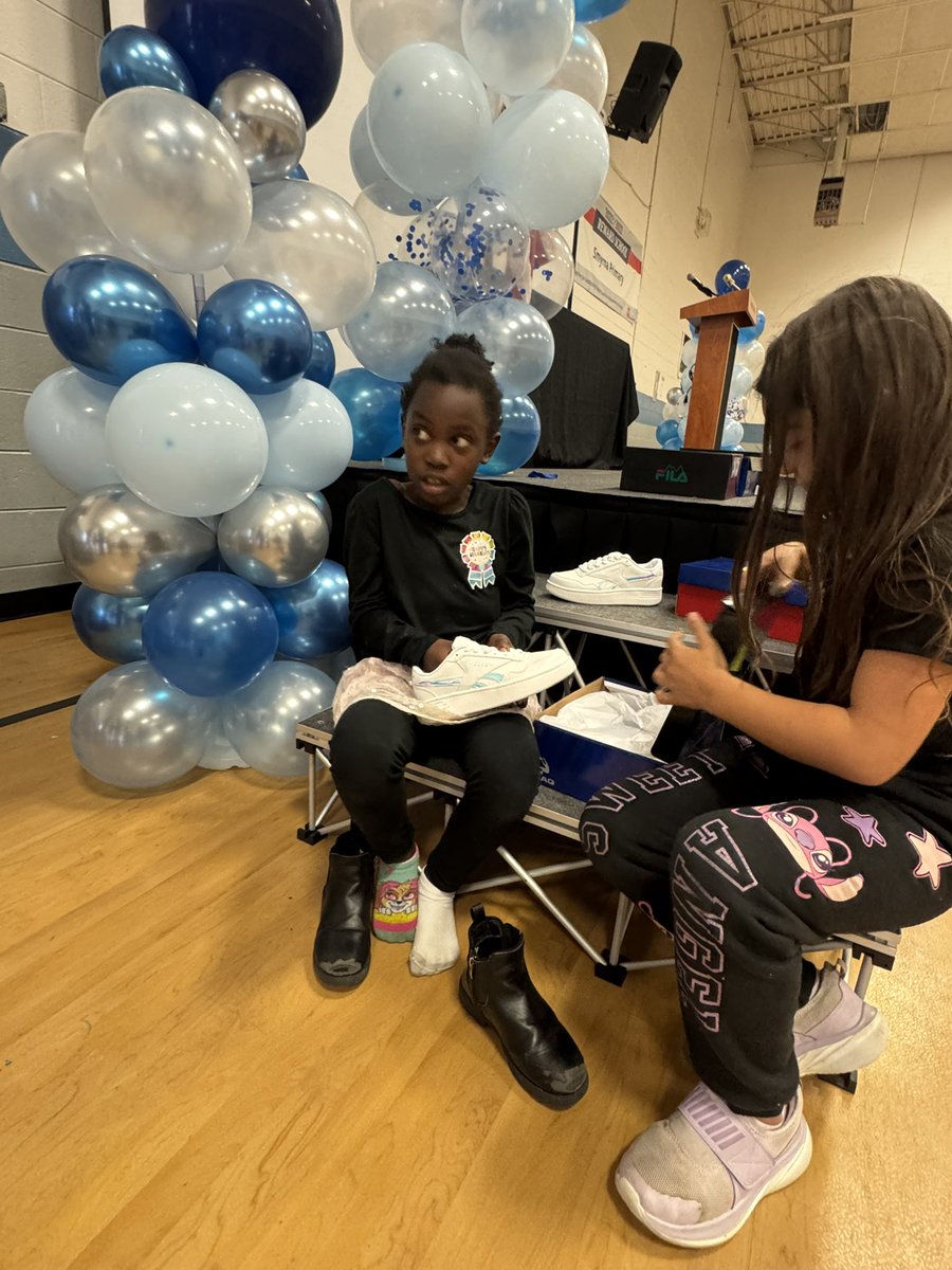 MarkGibsonJr's tweet photo. Seeing these faces light up as they opened their box of new shoes was everything. @Soles4Souls, we can’t thank you enough for blessing our community with this generous donation. 🫶🏾 https://t.co/B1VVoJK23b