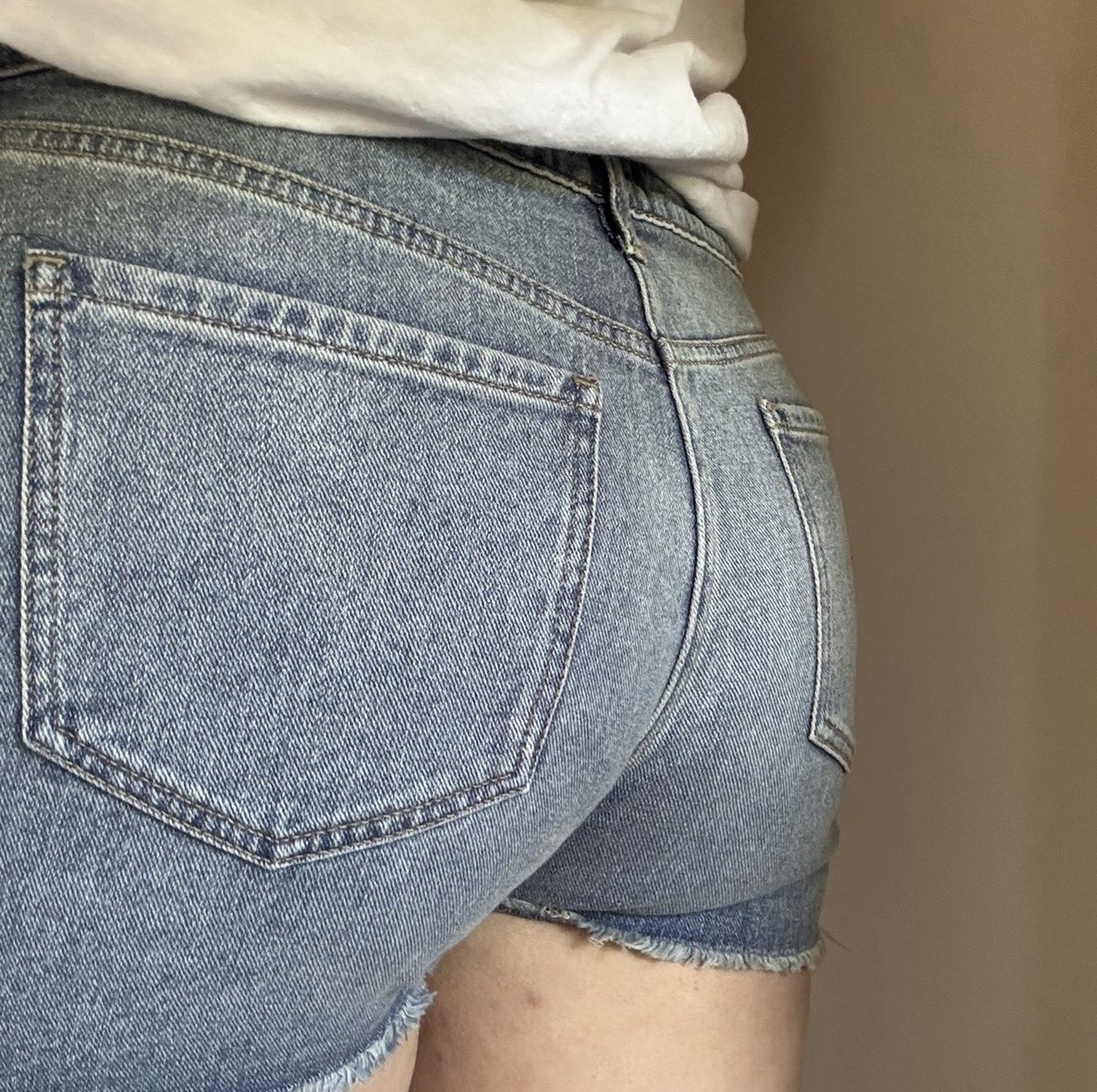 girlgoddess311's tweet photo. Rate my ass in these shorts out of 10

#bigass #denimass #bigbooty https://t.co/P1BSwM28aA