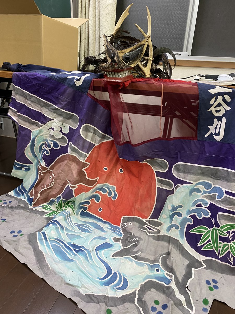 bunkazai_sendai's tweet photo. 【再出発の第一歩！】
泉区の「上谷刈の鹿踊・剣舞」の鹿踊は、人手不足等で6年ほど上演できない状況でした。
それでも会員のみなさまの熱意が実を結び、この春、新人さんが加入～！
装束の点検＆練習の再開にこぎつけました。
新人さんのデビューは最短で今秋！みなさま応援よろしくお願いします！ https://t.co/FJCvkCm48x