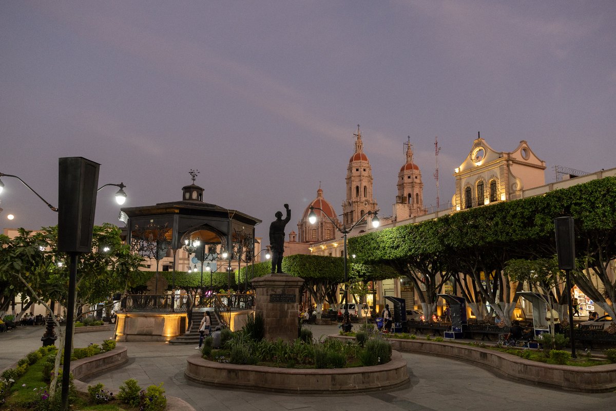 Michoacan's tweet photo. ¿Reconoces esta plaza de Michoacán donde la noche empieza a caer? 🌙✨
Pista: aquí, los tlahualiles llenan las calles de color, tradición y orgullo. 🎭👀
Hospédate en los hoteles de #Michoacán #elAlmadeMéxico #MichoacánSeVive https://t.co/gmGofPmVvp
