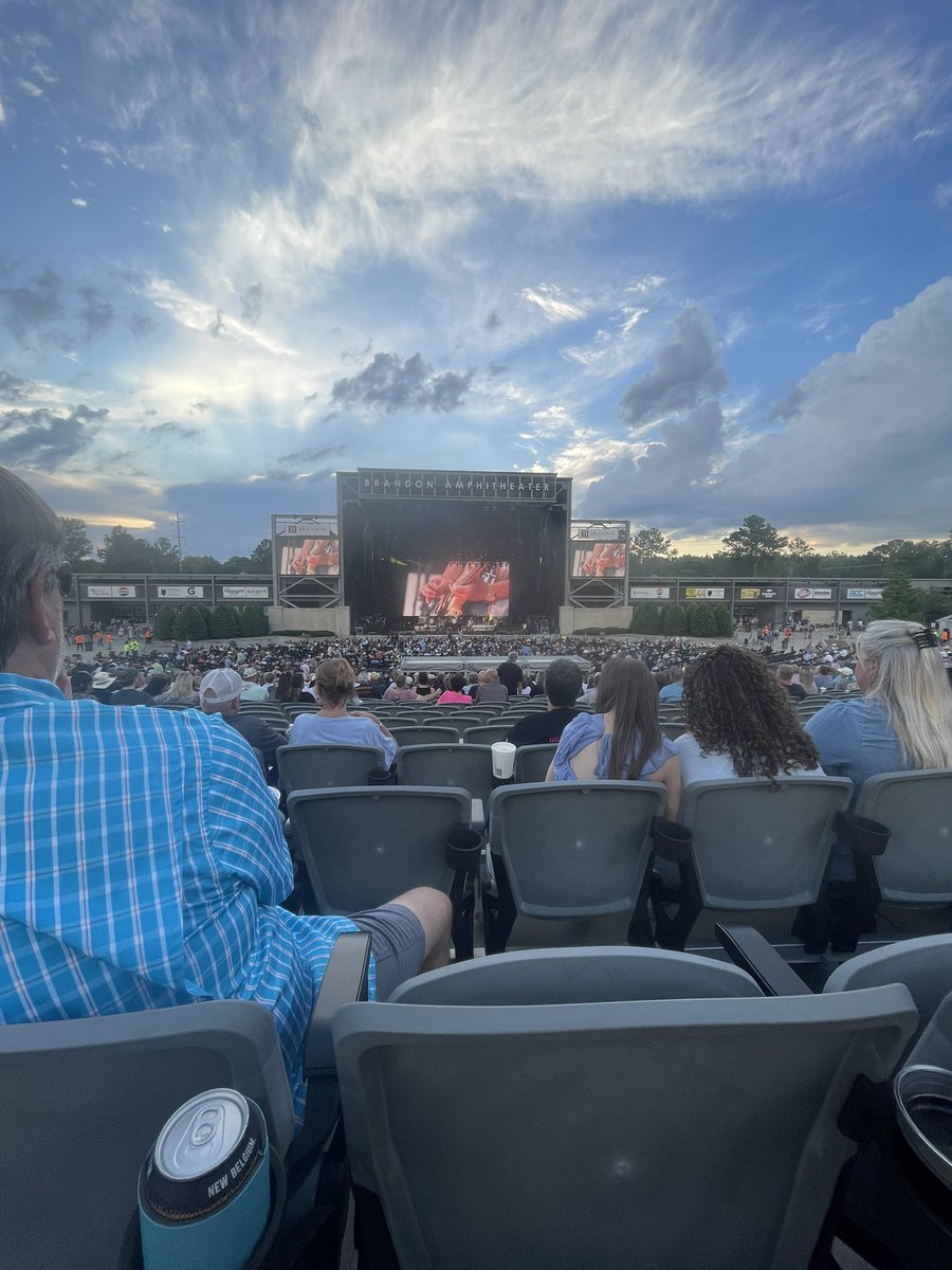 drbrojo's tweet photo. Yessir!! Thank you so very much @SIRIUSXM for the chance to see @whiskeymyers and @theblackcrowes #Resplendent https://t.co/QuaPTiHzje