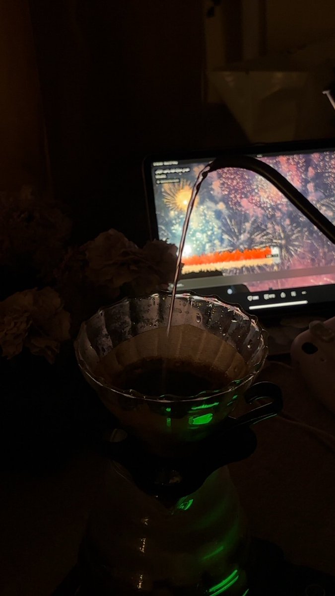 lizil7's tweet photo. صباح الخير 

وانا اصوره هالصوره وحسيت انتي مبسوطه جداا ومرتاحه جددااا مرت ببالي اشياء اتمناها واحتاجها وابيها مرور هدفه يخرب فرحتي ومن مقاومتها جلست اقول خلاص كل شي يتاجل اليوم عيد انبسطي فيه وبكرا تصافقي مع احلامك 

يالله نعيد وننبسط وكل عام وانتم بخير ❤️ https://t.co/MUlq2gg4qb