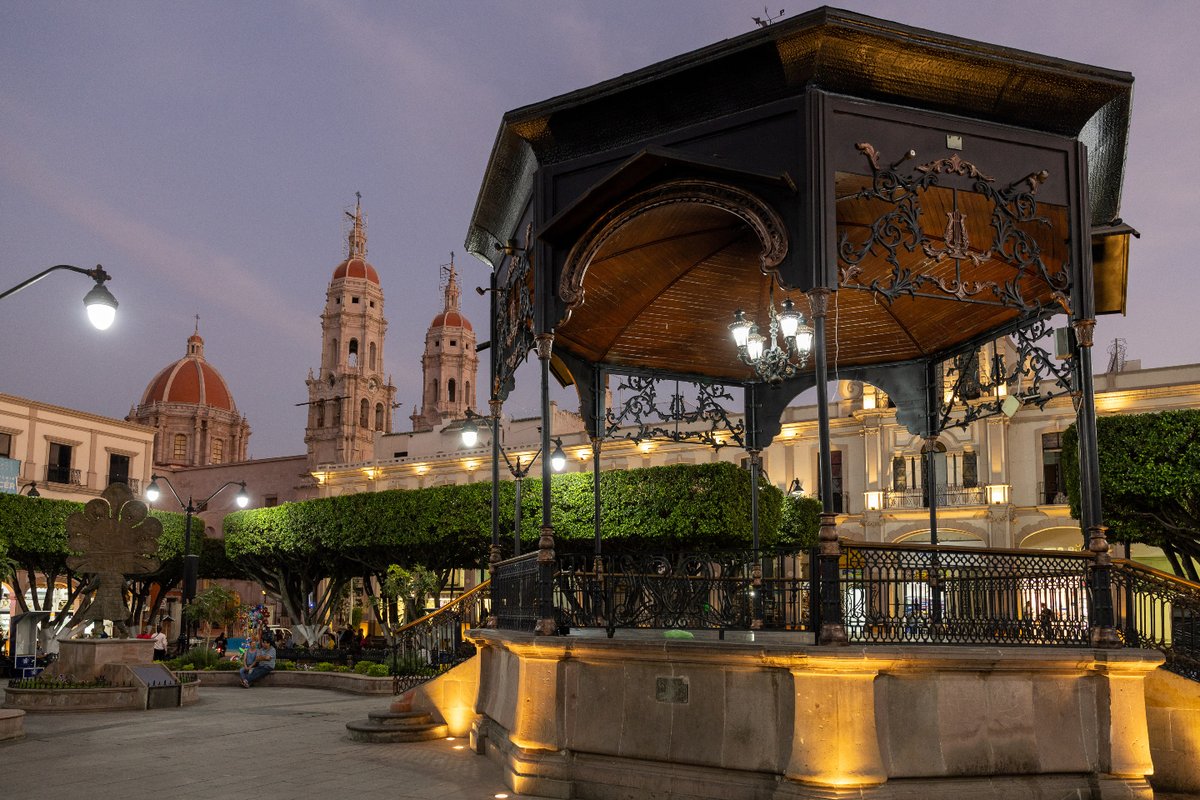Michoacan's tweet photo. ¿Reconoces esta plaza de Michoacán donde la noche empieza a caer? 🌙✨
Pista: aquí, los tlahualiles llenan las calles de color, tradición y orgullo. 🎭👀
Hospédate en los hoteles de #Michoacán #elAlmadeMéxico #MichoacánSeVive https://t.co/gmGofPmVvp