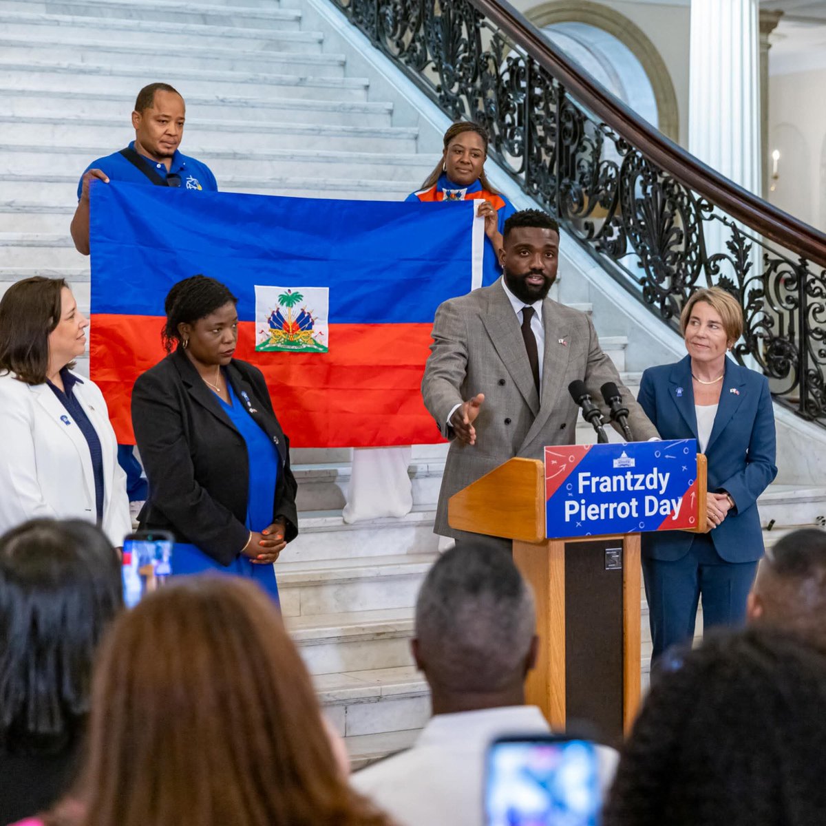 Onz_11's tweet photo. From playing barefoot with oranges in Bas-Limbé, a commune near Cap-Haïtien, to having your own day in Massachusetts, May 26, I give you... Frantzdy Pierrot, AKA Le Gros Pierrot.

📸 via Massachusetts Governor Maura Healey's social media pages https://t.co/N5cpZZ8qmO